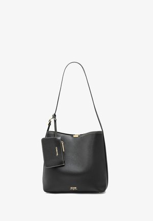 Czarna skórzana torebka o gładkiej fakturze, z złotym zamkiem błyskawicznym i elementami metalowymi oraz przymocowanym małym etui na karty. Minimalistyczny design.