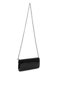 Pochette en cuir verni noir de forme rectangulaire, dotée d'une bandoulière chaîne argentée et d'une texture lisse et brillante.