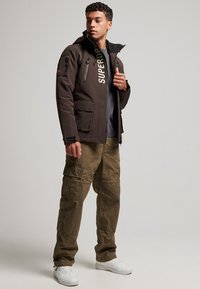 Superdry & Co ULTIMATE SD CHEATER - Chaqueta de entretiempo - dark oak brown