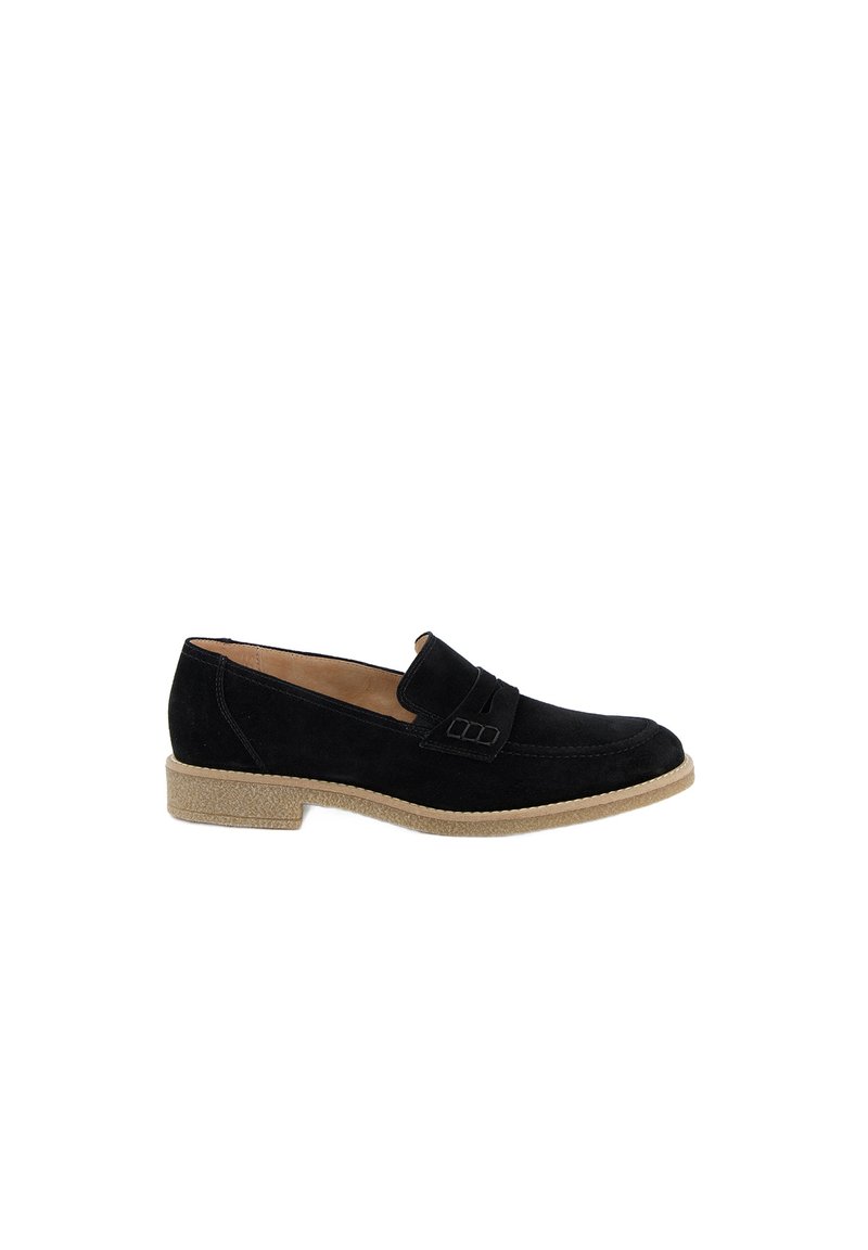 Mocassini in suede neri con suola bassa, caratterizzati da un accento cucito e una fascia decorativa sulla parte superiore per un tocco di dettaglio in più.