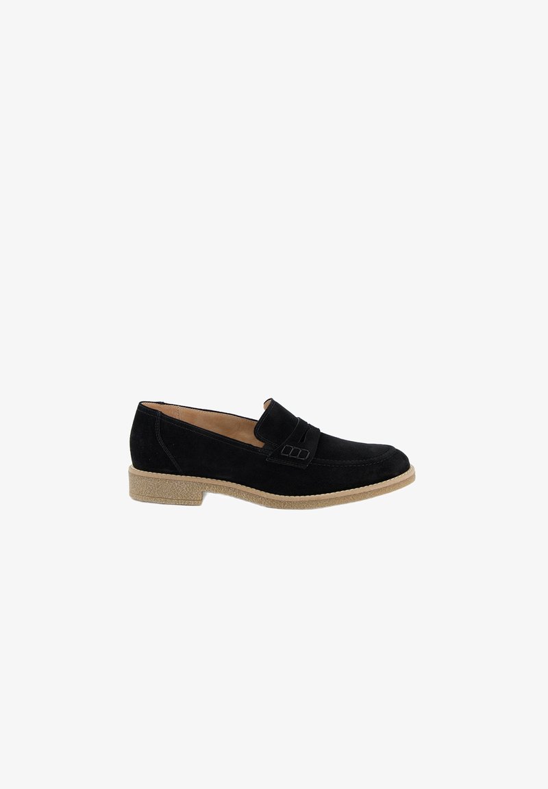 Sorte ruskind loafers med lav sål, prydet med en syet detalje og et dekorativt bånd over overdelen for ekstra flair.