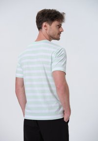 Kortærmet crew-neck t-shirt i lys grøn med hvide vandrette striber; lavet af blødt stof; har en lige pasform og kant.