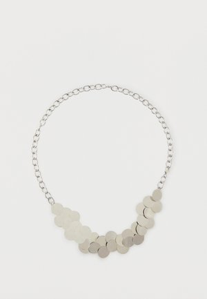 Collar plateado con un diseño de eslabones en cadena y una fila curva de discos planos y redondos de tamaños variados, que crean una apariencia texturizada.
