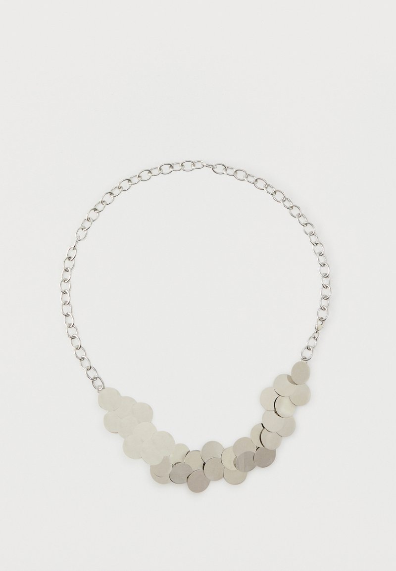 Colier din argint cu design de zale și un rând curbat de discuri plate, rotunde, de dimensiuni variate, creând un aspect texturat.