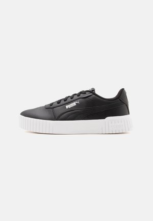Basket noire Puma avec semelle blanche épaisse, fermeture à lacets à l'avant, et logo Puma sur le côté et le talon, vue de côté extérieur.