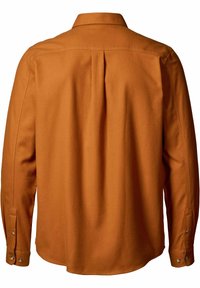 Langblouse in gebrand oranje stof, met een rugplooien, afgeronde zoom en met knopen afgewerkte manchetjes met metallic accenten.