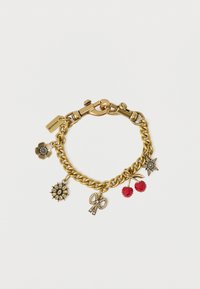 Kullatooni ripatsidega käevõru, mis sisaldab lille-, tähe-, paela- ja kirsiehteid punaste aktsentidega ja keerukate detailidega. Paks kett.