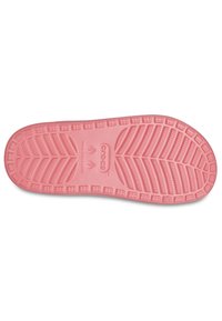 Różowa gumowa podeszwa o teksturowanej powierzchni z wzorem w rybią ość i okrągłymi akcentami. Zawiera oznaczenia marki w pobliżu centrum.