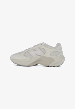 Scarpa da atletica grigio chiaro realizzata in materiali mesh e suede, caratterizzata da un design elegante, punta arrotondata, suola spessa e un vistoso dettaglio del marchio.