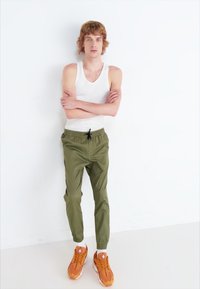 Jack & Jones JJIGORDON JJLANE VEGA - Trousers - deep lichen green