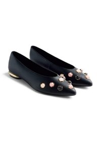 Ballerines en cuir noir à bout pointu, ornées de pierres précieuses multicolores et d'accents dorés sur le talon. Texture lisse sur l'ensemble.