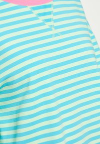 Maglietta a righe in cotone con strisce orizzontali azzurro carta da zucchero e verde menta, colletto rotondo rosa e vestibilità rilassata con dettagli di cucitura in vista.
