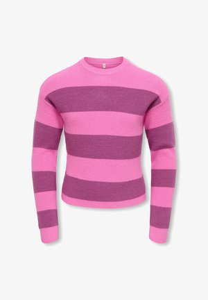 Langärmeliger gestrickter Pullover mit breiten horizontalen rosa und violetten Streifen und rundem Ausschnitt auf schlichtem weißem Hintergrund.