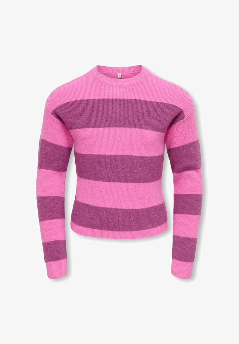 Pull tricoté à manches longues avec de larges rayures horizontales roses et violettes et un col rond sur fond blanc uni.