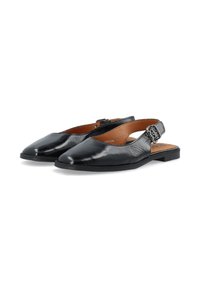 Μαύρα λευκά παπούτσια slingback από δέρμα με σατινέ φινίρισμα, μυτερά δάχτυλα, ρυθμιζόμενους ιμάντες με αγκράφα και ταμπά εσωτερική επένδυση σε λευκό φόντο.