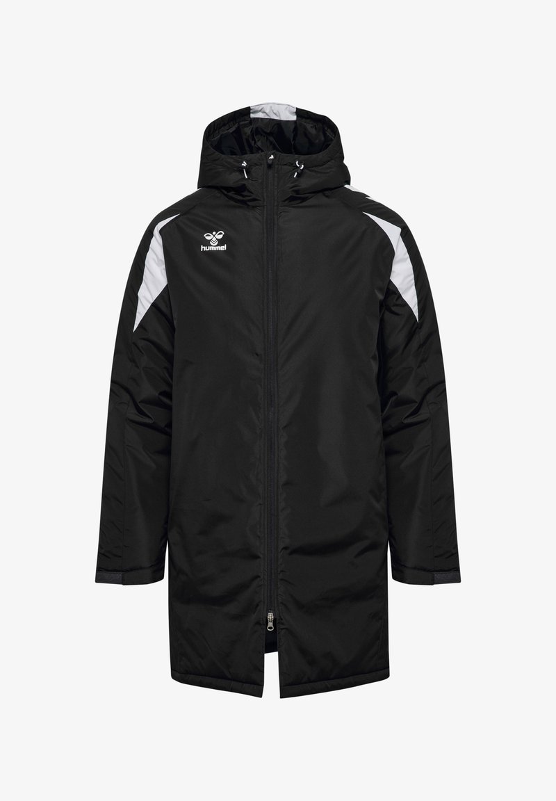 Chaqueta de invierno negra larga con capucha, acentos blancos en los hombros y cremallera frontal, con el logo de hummel en el pecho.