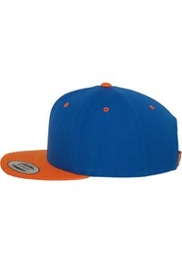 Blauer Snapback-Cap mit einem orangefarbenen Schirm. Hat einfarbiges Design, kontrastierende Nähte und einen Logo-Aufkleber auf dem Schirm.