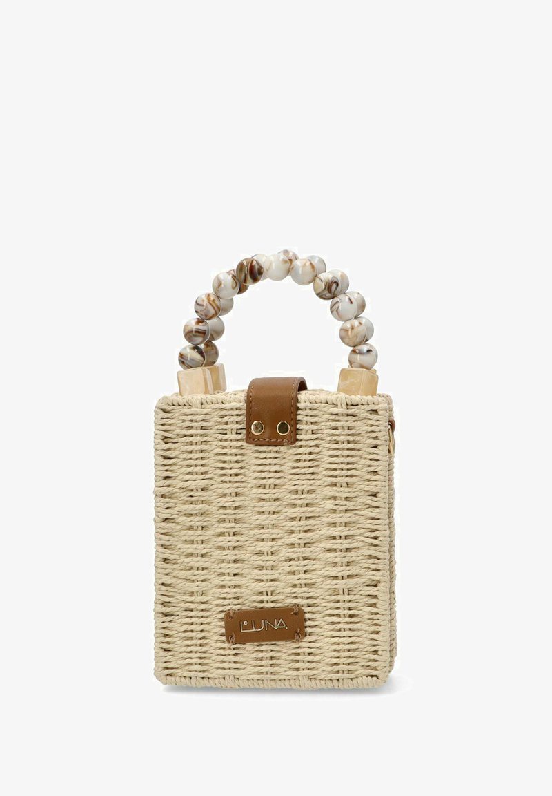 Bolso de mano cuadrado de mimbre beige, con acentos de cuero suave y un asa decorativa hecha de cuentas veteadas.