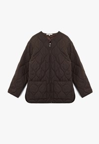 Brązowa kurtka pikowana z zamkiem na przodzie, kołnierzem w kształcie litery V i dwoma przednimi kieszeniami. Tekstura jest miękka, z diamentowym wzorem na całej powierzchni.