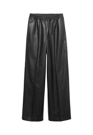 Czarne skórzane spodnie o szerokich nogawkach z elastycznym pasem, charakteryzujące się gładką fakturą i dopasowanymi plisami z przodu. Bez kieszeni i widocznych elementów metalowych.