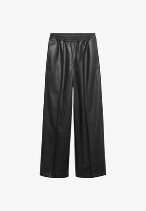Pantalones anchos de cuero negro con cintura elástica, con textura lisa y pliegues delanteros entallados. Sin bolsillos ni herrajes visibles.