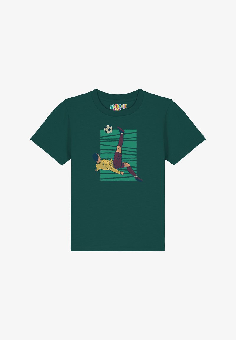 Grüne T-Shirt mit einem Grafik eines Fußballspielers in Gelb und Kastanienbraun, der einen schwarz-weißen Ball gegen einen gestreiften Hintergrund tritt.