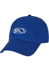 Kék pamut baseball sapka ívelt napellenzővel, elöl hímzett fehér logóval és hat szellőzőlyukkal.
