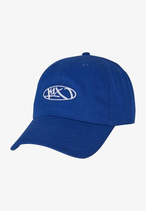 Blaues Baumwoll-Baseballcap mit gebogenem Schirm, das auf der Vorderseite ein gesticktes weißes Logo und sechs Belüftungsöffnungen hat.