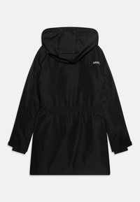 Černá parková bunda s kapucí, elastickým pasem a logem "Levi's" na pravé horní části zad, vystavená rovně zádí.