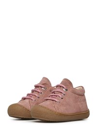 Zapatos de ante rosa con cordones, suelas de goma, punta redondeada y costuras expuestas. Forro interior suave y diseño bajo.