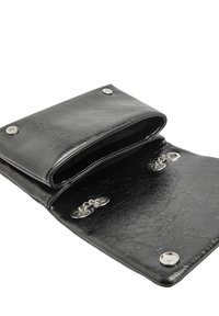 Czarny portfel z ekoskóry o teksturowanym wykończeniu, z zamknięciem na srebrny zatrzask i akcentem w postaci łańcuszka wewnątrz, zaprojektowany do płaskiego przechowywania.