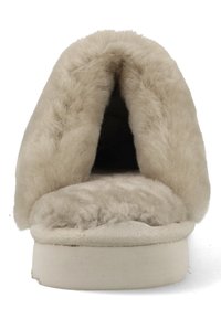 Beige nepbont slipper met een pluizig, open ontwerp, voorzien van een zachte voering, brede opening en een platte zool voor gemakkelijk aan- en uittrekken.