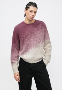 Sweter dzianinowy ombre z gradientem od głębokiego fioletu do jasnobeżowego, z miękkim, teksturowanym wykończeniem i okrągłym dekoltem.