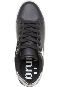 Sneaker in pelle nera con accenti grigi, dotata di punta rotonda, lacci piatti neri e suola in gomma bianca. Logo visibile sulla soletta.