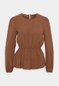 Blouse marron à manches longues avec un col rond, une taille froncée et un ourlet peplum. Texture lisse avec un léger éclat et une fermeture éclair au dos.
