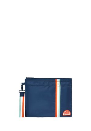Bustina blu navy con cerniera, strisce verticali arancioni e azzurre, cinturino da polso rimovibile e patch con logo Sundek nell'angolo frontale.