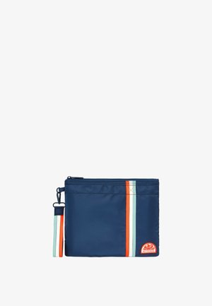 Bustina blu navy con cerniera, strisce verticali arancioni e azzurre, cinturino da polso rimovibile e patch con logo Sundek nell'angolo frontale.