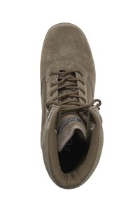 pruun nubukist pahkluu saabas ümmarguse varbaga, kangas vooder ja metallist silmad. Omab nöörimise disaini koos tugevdatud õmblustega. Suurus 42.