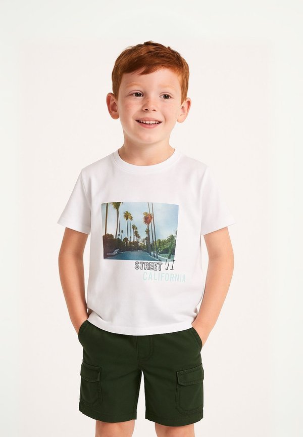 CARGO POCKETS AND STRAIGHT LEG - Shorts - khaki