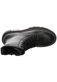 Botte de combat en cuir noir à lacets avec semelle robuste et fermeture éclair latérale, vue de dessus et légèrement de côté.