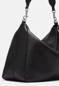 Czarna skórzana torba na ramię o triangularnym kształcie, teksturowanym wykończeniu oraz regulowanym pasku z metalowymi akcentami. Posiada detale tonalnego przeszycia.