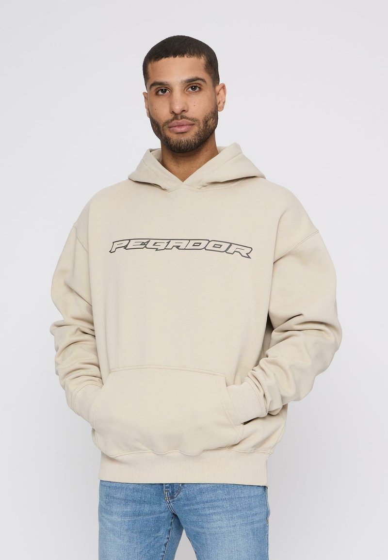 Beige hoodie med et stort "PEGAJOR" grafisk tryk i sort, med snoretræk i hætten og lommes front. Blødt stof og afslappet pasform.