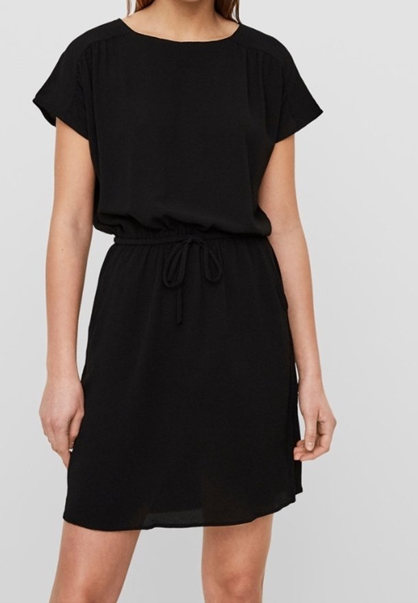 Schwarzes Kleid mit kurzen Ärmeln, lockerer Passform, Kordelzug in der Taille und knielanger Saum. Weicher, leichter Stoff mit leichter Glanz.