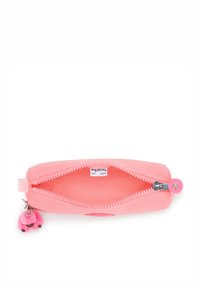 Roze cosmetica-etui gemaakt van zacht materiaal, met een ritssluiting, een binnenlabel en een kleine charm met een pluizig roze detail.