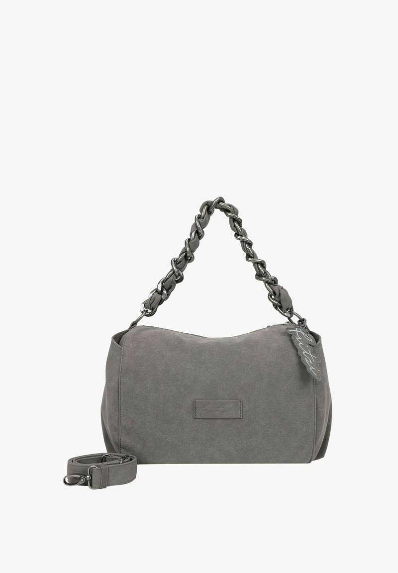 Bolso de imitación cuero gris con un asa de cadena trenzada, cierre de cremallera y correa desmontable. Textura suave con un ligero brillo y etiqueta de logo.