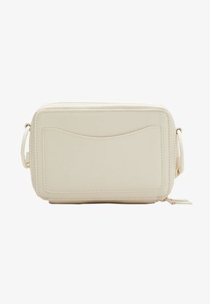 Bolso bandolera rectángulo beige con un bolsillo delantero abierto, cierre superior con cremallera y correa de hombro ajustable.