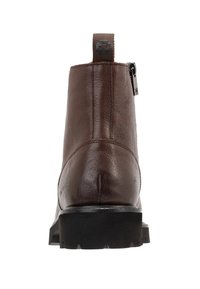 Stivale alla caviglia in pelle marrone con finitura testurizzata, linguetta posteriore e chiusura con zip laterale; suola nera robusta con motivi di aderenza.