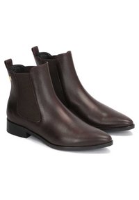 Botas de tobillo de cuero marrón con una punta afilada y elegante, paneles laterales elásticos y un tacón bajo en bloque. Textura suave con un brillo sutil.