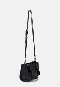 Sac à main en cuir noir avec de courtes poignées et une longue bandoulière ajustable, présenté sur un fond blanc uni.