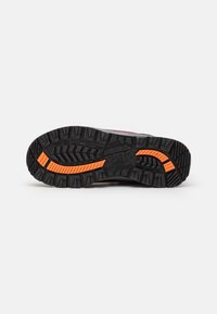 Icepeak WYNNE - Sapatos de montanha - grau/beere